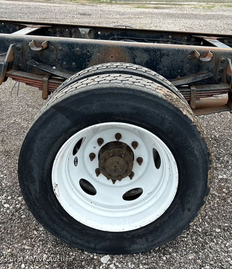 image for item LV9037 2010 Hino 185  truck cab and chassis