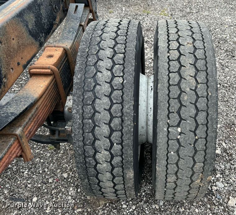 image for item LV9037 2010 Hino 185  truck cab and chassis