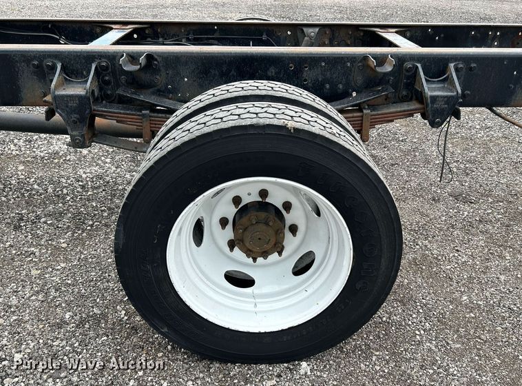 image for item LV9037 2010 Hino 185  truck cab and chassis