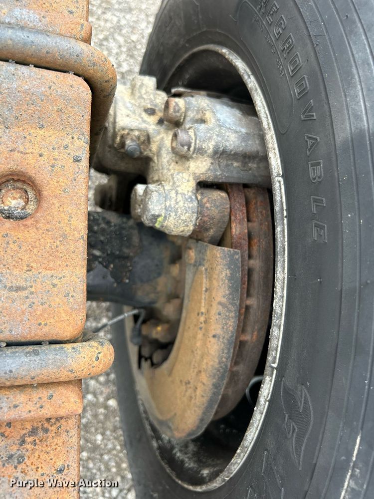 image for item LV9037 2010 Hino 185  truck cab and chassis