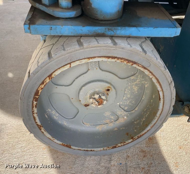 image for item LV9260 2015 Genie GS-2632  scissor lift