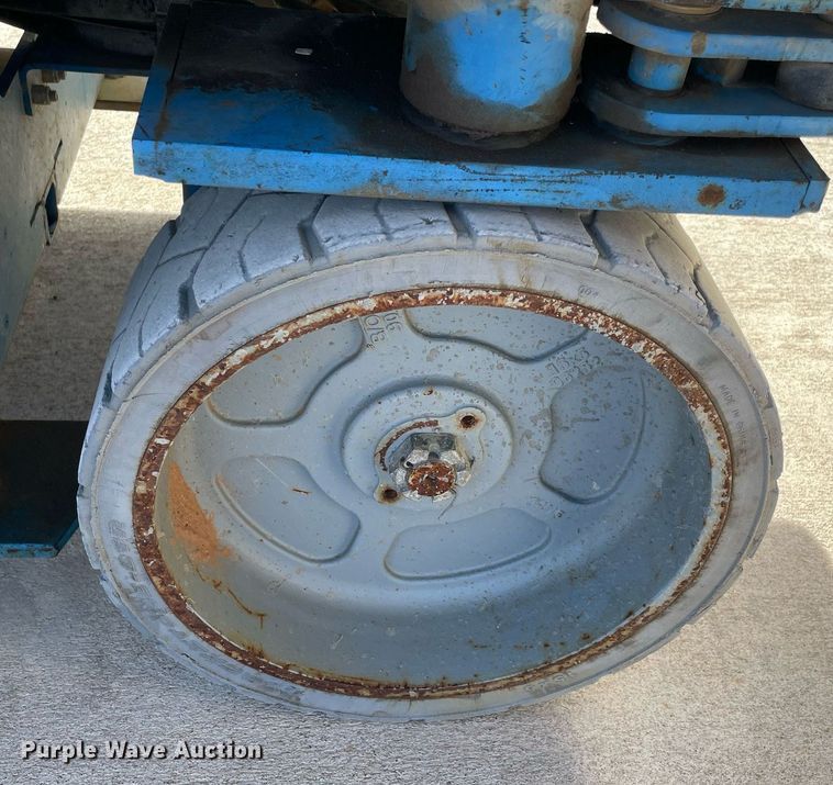 image for item LV9260 2015 Genie GS-2632  scissor lift