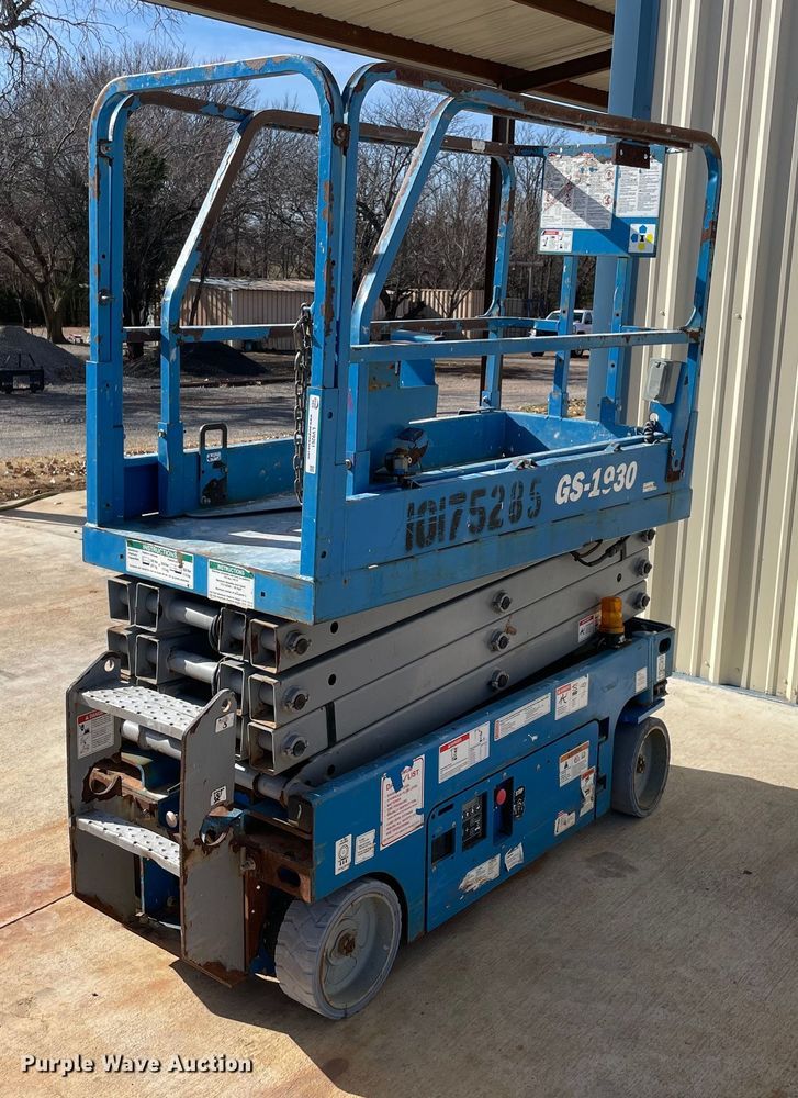 image for item LV9261 2015 Genie GS-1930  scissor lift