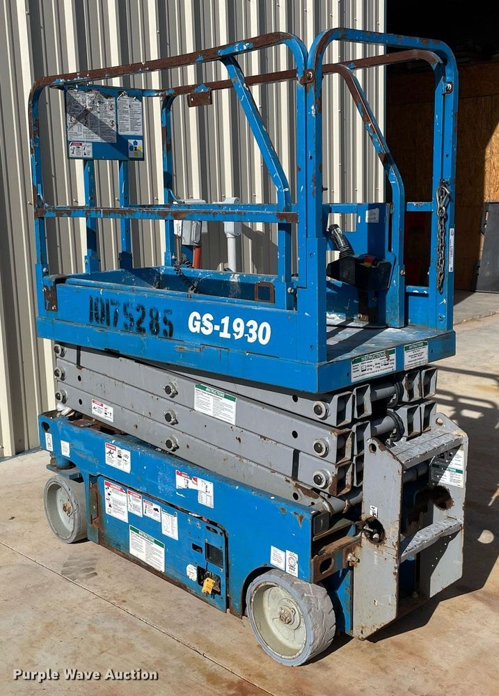 image for item LV9261 2015 Genie GS-1930  scissor lift
