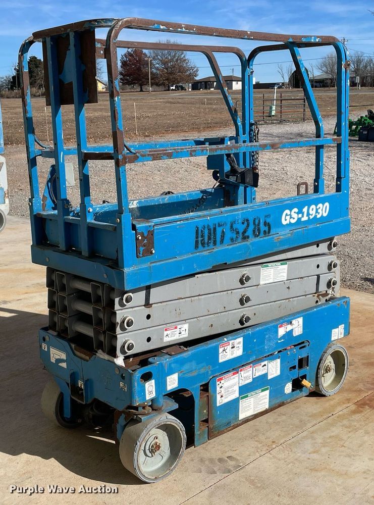 image for item LV9261 2015 Genie GS-1930  scissor lift