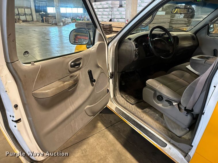 image for item LX9852 2002 Ford F150  SuperCab pickup truck