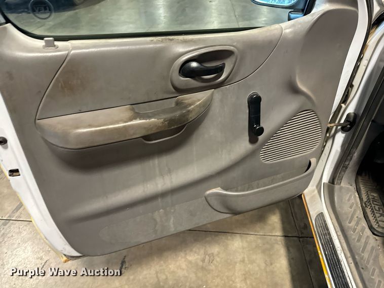 image for item LX9852 2002 Ford F150  SuperCab pickup truck