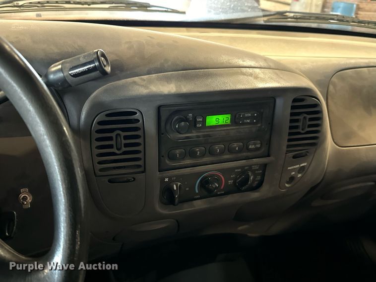 image for item LX9852 2002 Ford F150  SuperCab pickup truck