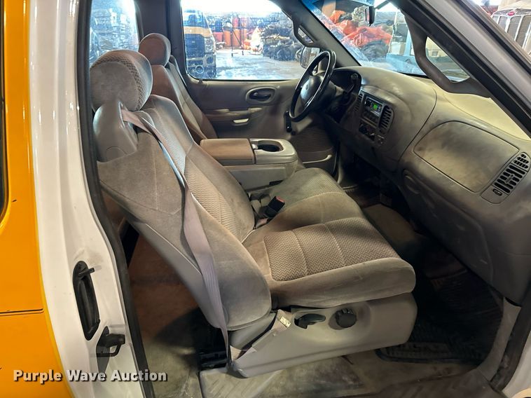 image for item LX9852 2002 Ford F150  SuperCab pickup truck