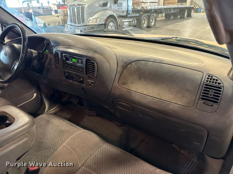 image for item LX9852 2002 Ford F150  SuperCab pickup truck