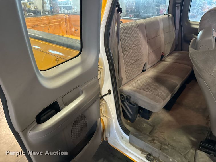 image for item LX9852 2002 Ford F150  SuperCab pickup truck