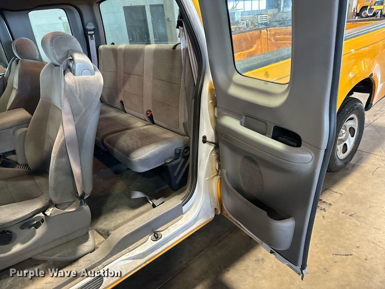 image for item LX9852 2002 Ford F150  SuperCab pickup truck