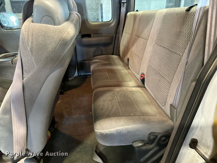 image for item LX9852 2002 Ford F150  SuperCab pickup truck