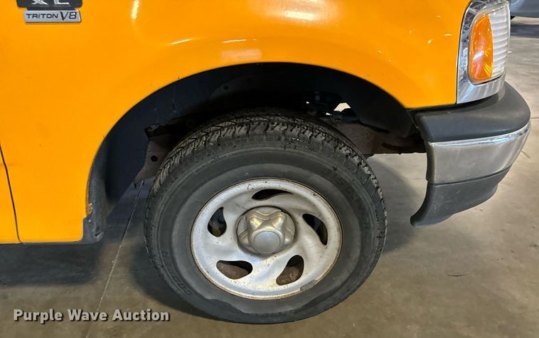 image for item LX9852 2002 Ford F150  SuperCab pickup truck