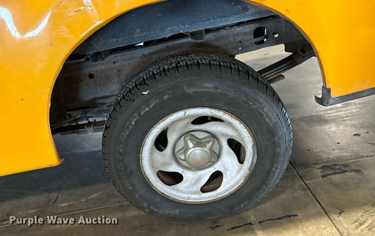 image for item LX9852 2002 Ford F150  SuperCab pickup truck