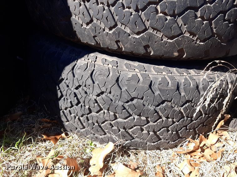 image for item LX9915 Wheels and tires