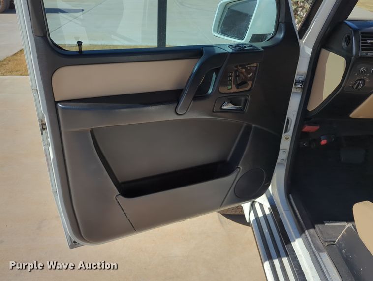 image for item LY9484 2003 Mercedes Benz G63  limousine