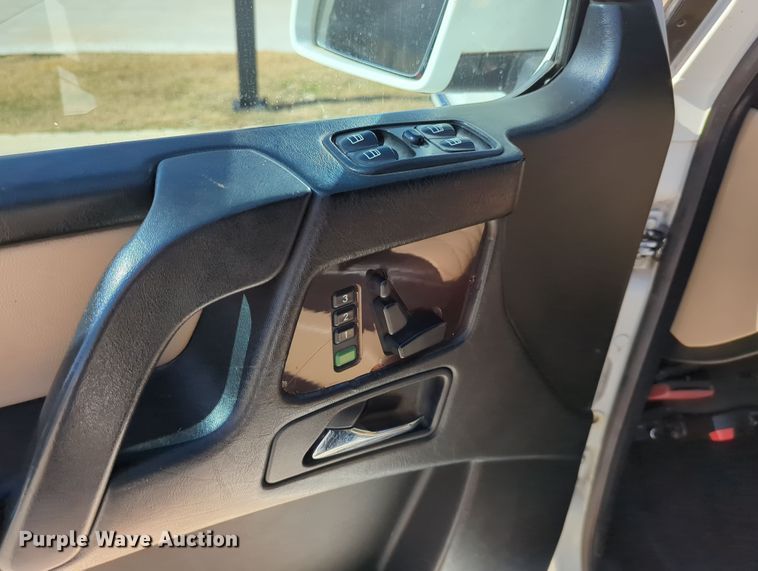 image for item LY9484 2003 Mercedes Benz G63  limousine