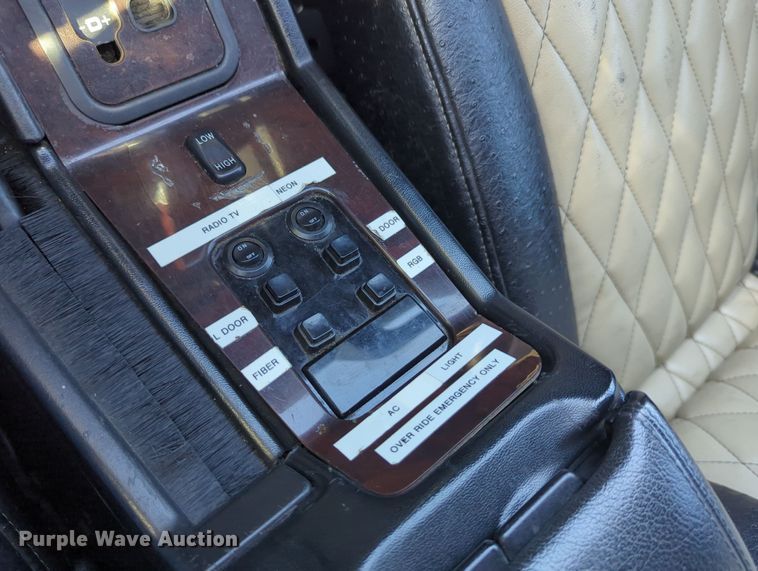 image for item LY9484 2003 Mercedes Benz G63  limousine