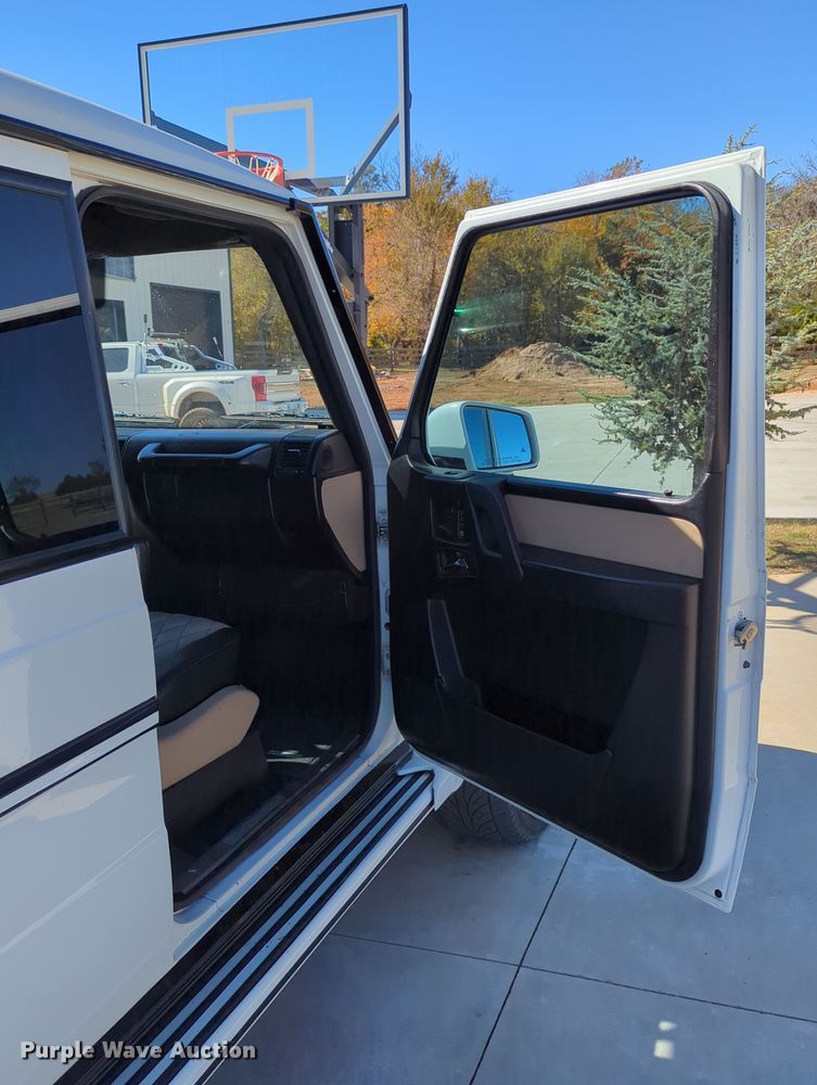 image for item LY9484 2003 Mercedes Benz G63  limousine