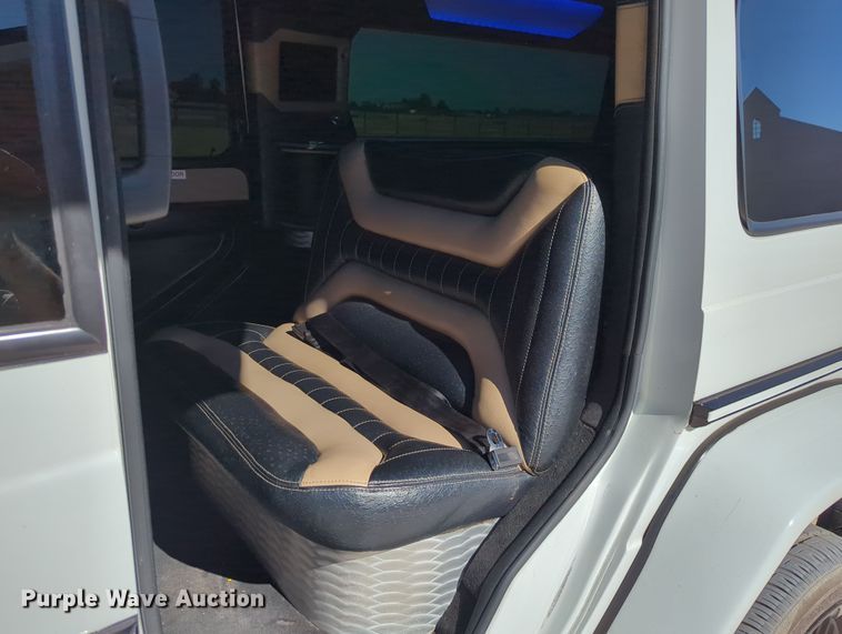 image for item LY9484 2003 Mercedes Benz G63  limousine