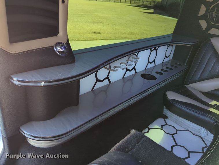 image for item LY9484 2003 Mercedes Benz G63  limousine