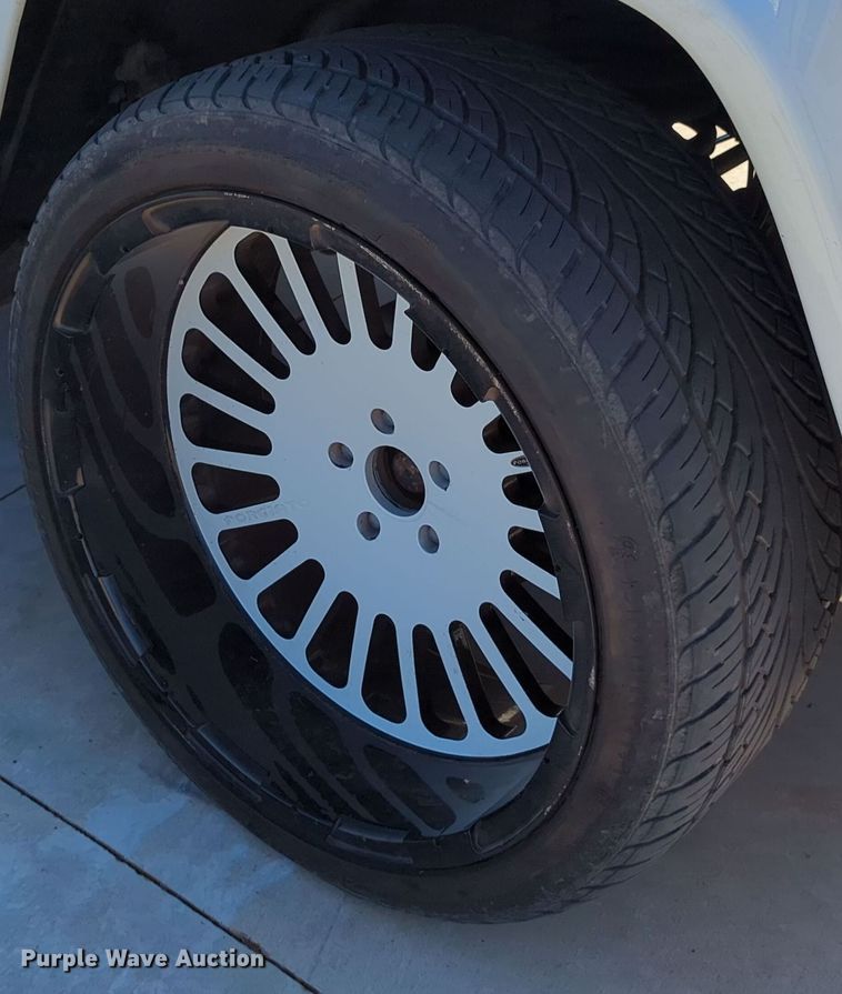 image for item LY9484 2003 Mercedes Benz G63  limousine