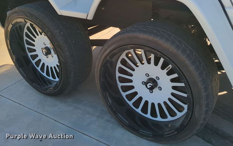 image for item LY9484 2003 Mercedes Benz G63  limousine