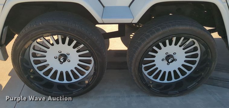 image for item LY9484 2003 Mercedes Benz G63  limousine