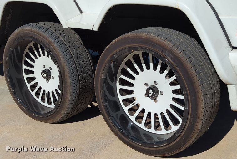 image for item LY9484 2003 Mercedes Benz G63  limousine