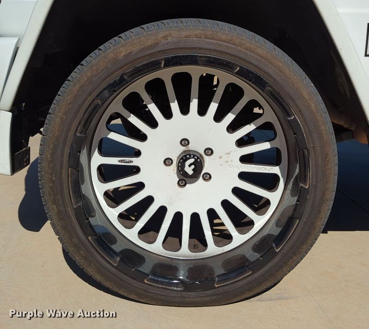 image for item LY9484 2003 Mercedes Benz G63  limousine