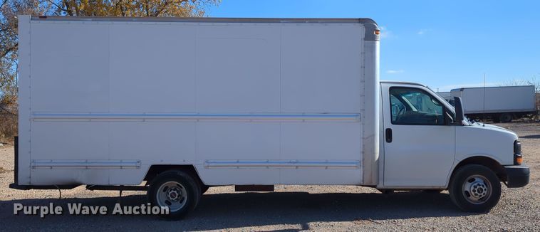 image for item LY9495 2010 GMC Savana  box truck