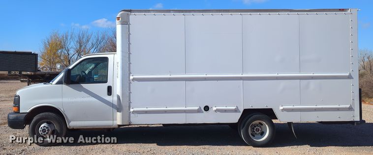 image for item LY9495 2010 GMC Savana  box truck