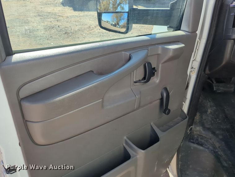 image for item LY9495 2010 GMC Savana  box truck