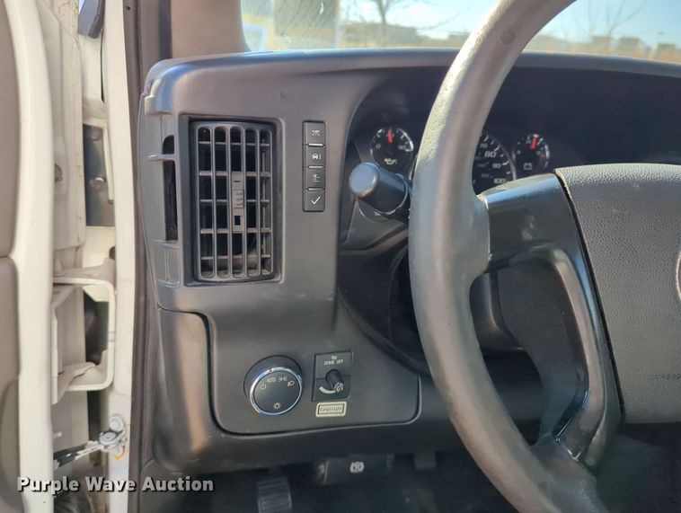 image for item LY9495 2010 GMC Savana  box truck