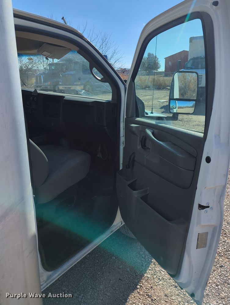 image for item LY9495 2010 GMC Savana  box truck