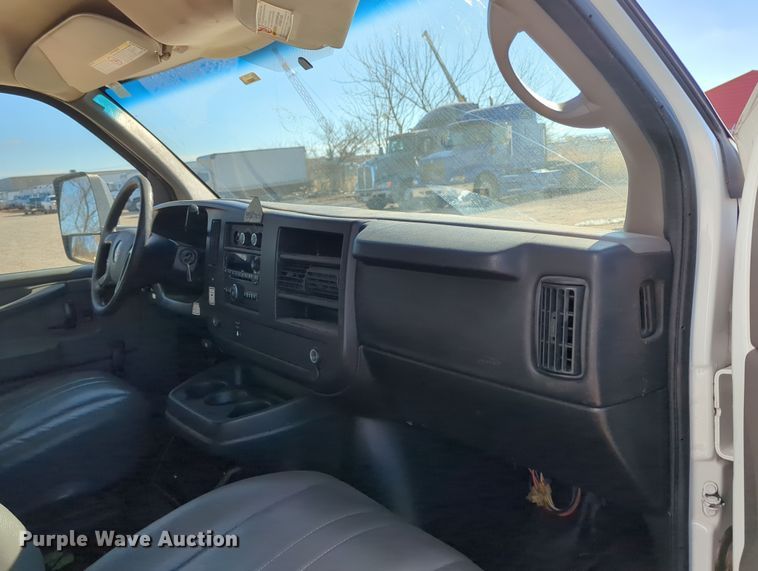 image for item LY9495 2010 GMC Savana  box truck