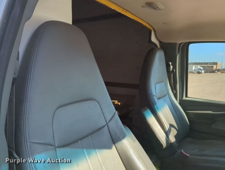 image for item LY9495 2010 GMC Savana  box truck