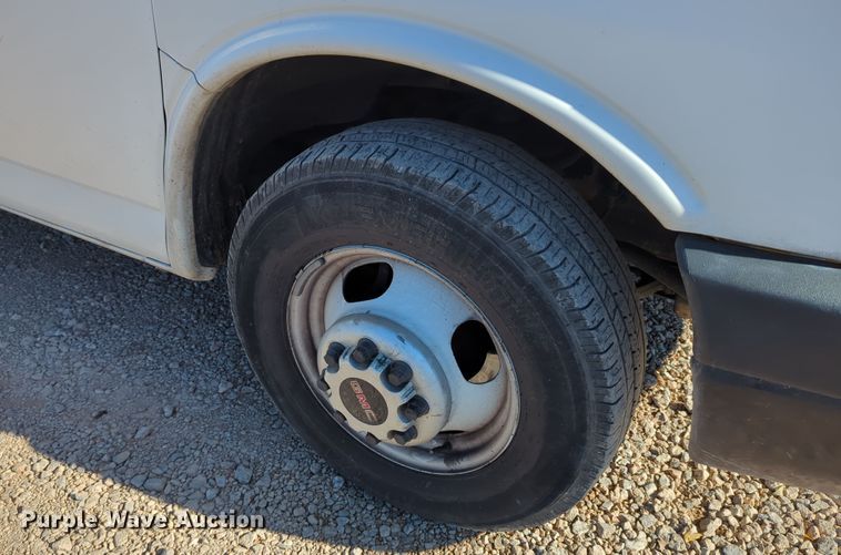 image for item LY9495 2010 GMC Savana  box truck