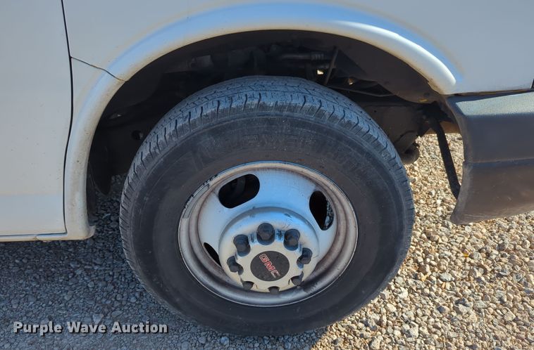 image for item LY9495 2010 GMC Savana  box truck