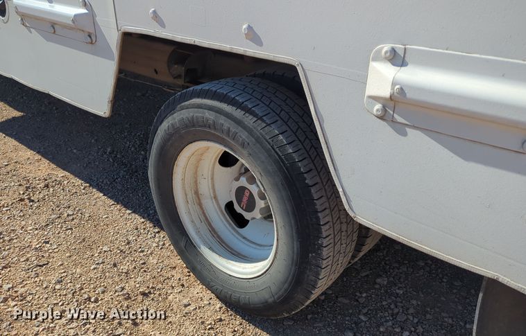 image for item LY9495 2010 GMC Savana  box truck