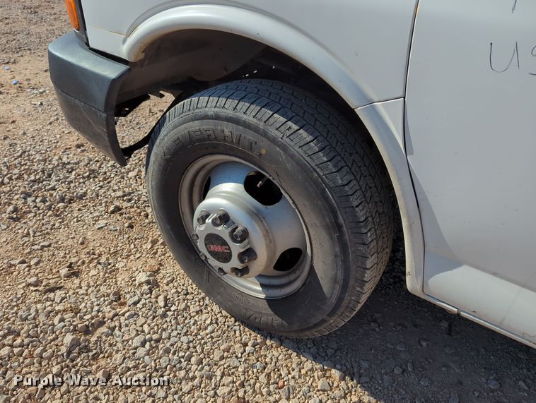 image for item LY9495 2010 GMC Savana  box truck