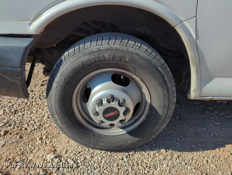 image for item LY9495 2010 GMC Savana  box truck