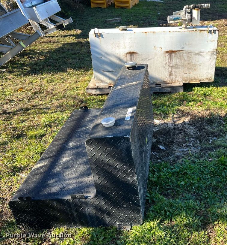 image for item MH9990 (2) auxiliary fuel tanks