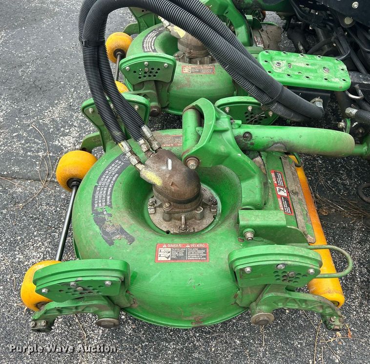 image for item MO9089 John Deere 3245C  gang mower