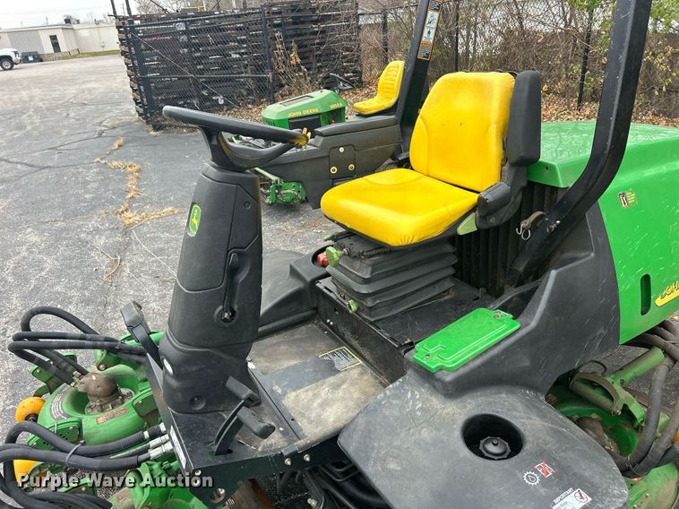 image for item MO9089 John Deere 3245C  gang mower