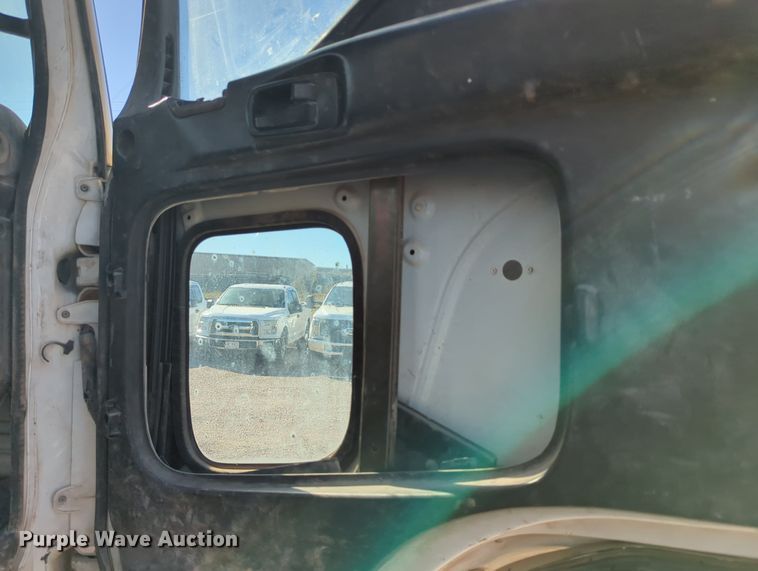 image for item MX9482 1998 GMC T6500  box truck