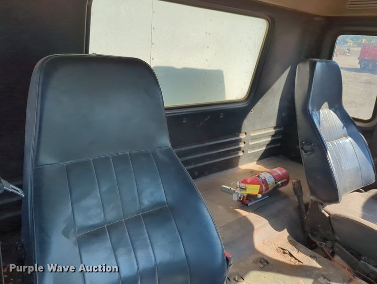 image for item MX9482 1998 GMC T6500  box truck