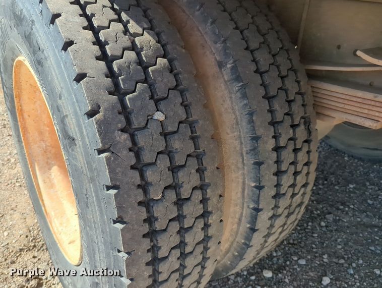 image for item MX9482 1998 GMC T6500  box truck