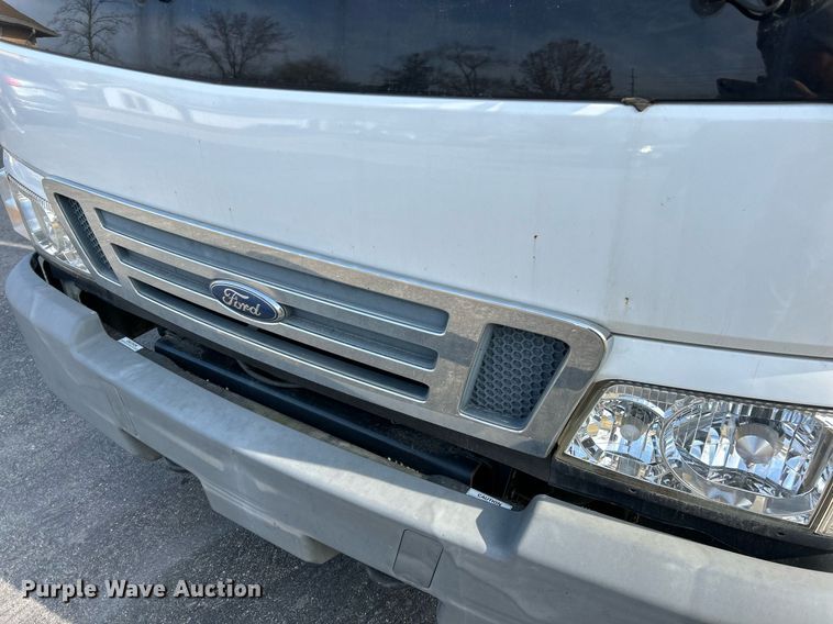 image for item NE9636 2006 Ford LCF  box truck